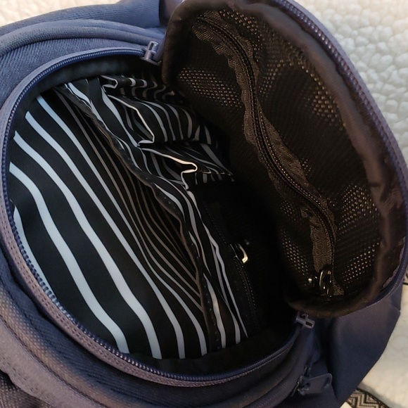 Dakine 6.5L mini backpack - Picture 3 of 5